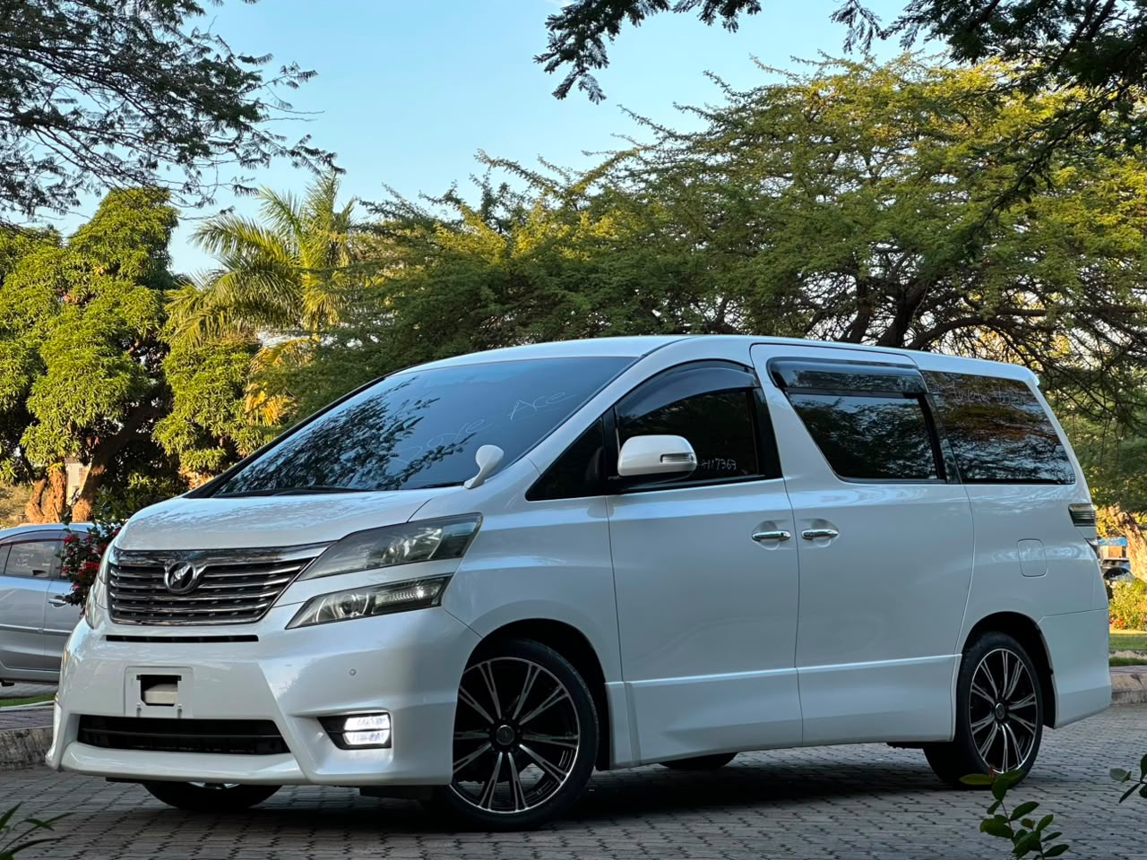 TOYOTA VELLFIRE thumbnail 2